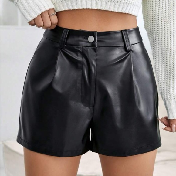 Pants - NWT Women’s Black Pleated Faux Leather Shorts Size XL